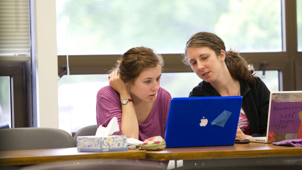 两个学生使用笔记本电脑
